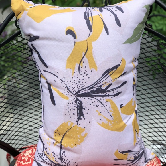 Outdoor& Indoor, ‘ Asiatic Beauty’, Pillow. - Picture 2 of 7